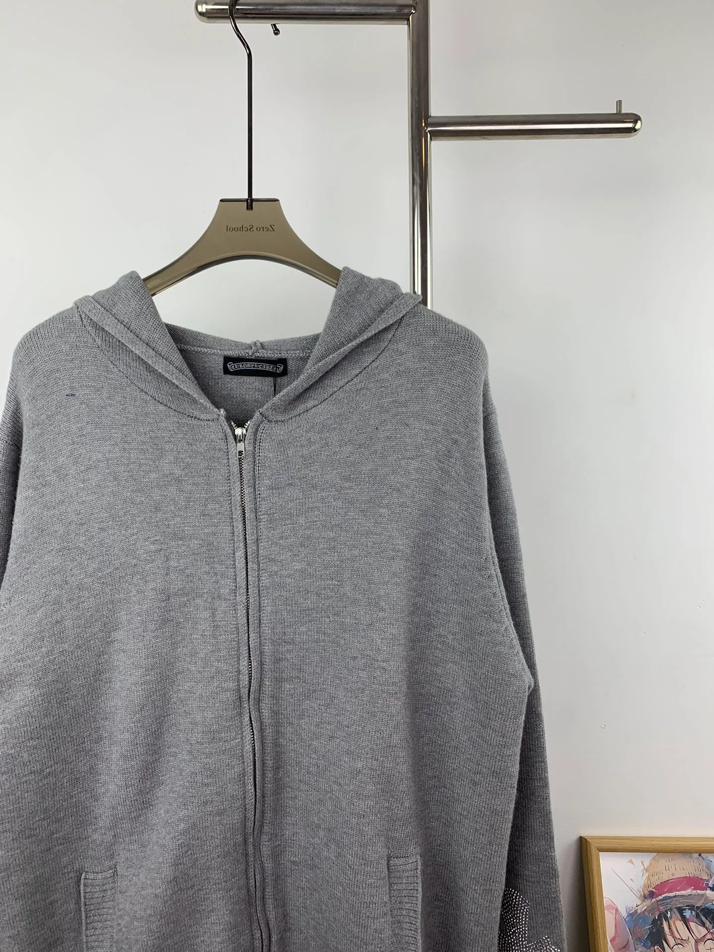 P320 💰Model number M8 chrome hearts ch Chrome hearts cross classic heavy-duty hot-drilled zipper sweater knitted sweater hooded jacket There is no such coat in the wardrobe. Winter is a waste. There is no such versatile coat. If you are tired of choosing styles, choose it! You will never go wrong! If you need a coat, choose it! It will never fall over! Compared with the bloat of sweatshirts, sweater jackets are more suitable for people with various body types. Thin people wear a larger size and are looser and taller. Fat people wear it to look slimmer. Successful weight loss in situ. The super hot-selling sweater that is sold out in physical stores and is hard to find is here! Complete! No! Pick! People! Easily manage a large, beautiful, and useless size. Size: S M L